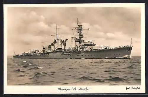AK Kreuzer Karlsruhe der Kriegsmarine in schneller Fahrt