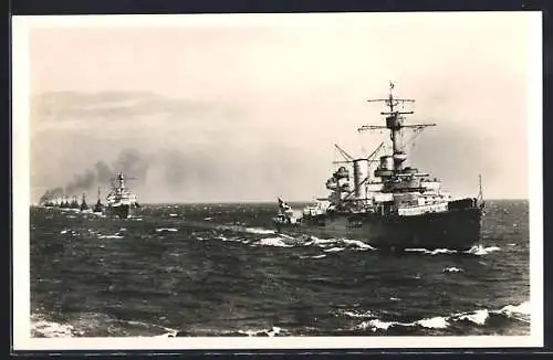 AK Flottenparade, Leichter Kreuzer Königsberg im Vordergrund, Kriegsmarine