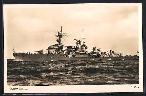 AK Kreuzer Leipzig der Kriegsmarine in voller Fahrt