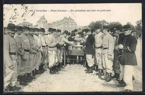 AK Versailles, Place d`Armes — En attendant son tour au petit noir