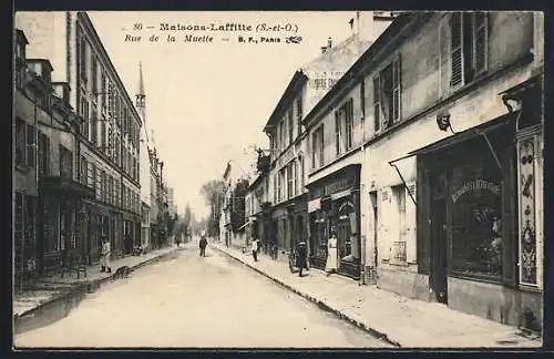 AK Maisons-Laffitte, Rue de la Muette avec des passants et boutiques