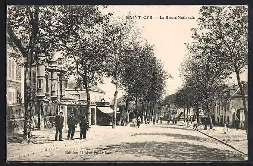 AK Saint-Cyr, La Route Nationale animée avec passants et bâtiments historiques