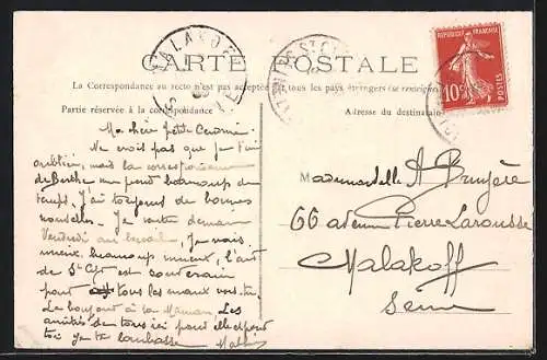 AK Saint-Cyr, La Route Nationale animée avec passants et bâtiments historiques
