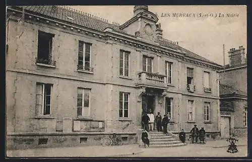 AK Les Mureaux, La mairie avec des habitants sur les marches