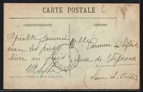 AK Les Mureaux, La mairie avec des habitants sur les marches