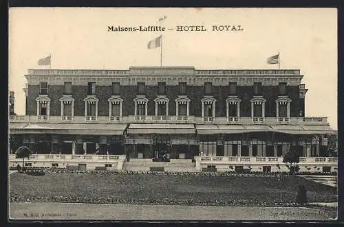 AK Maisons-Laffitte, Hôtel Royal majestueux avec drapeaux flottants