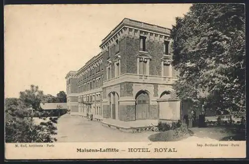AK Maisons-Laffitte, Hôtel Royal majestueux en brique avec jardin verdoyant