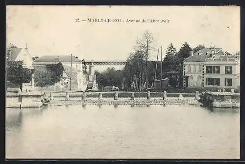 AK Marly-le-Roi, Avenue de l`Abreuvoir et vue sur le pont en arrière-plan