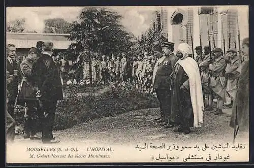 AK Moisselles, M. Godart décorant des blessés musulmans à l`hôpital