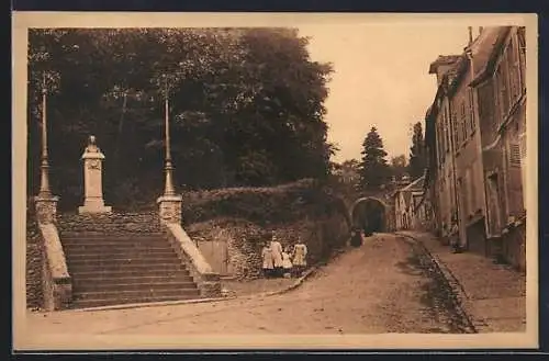 AK Montfort-l`Amaury, Escalier conduisant aux Tours et Monument d`Anne de Bretagne inauguré en 1914