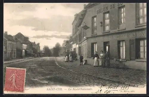 AK Saint-Cyr, La Route Nationale et le salon de société