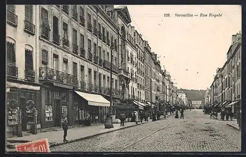 AK Versailles, Rue Royale animée avec passants et commerces