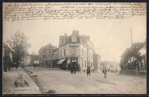 AK Saint-Cyr, La Grande Place avec bâtiments et passants