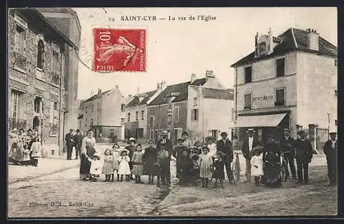 AK Saint-Cyr, La rue de l`Église avec des habitants en tenue d`époque