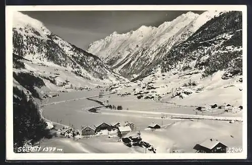 AK Sölden, Blick auf den verschneiten Ort mit Gebirge