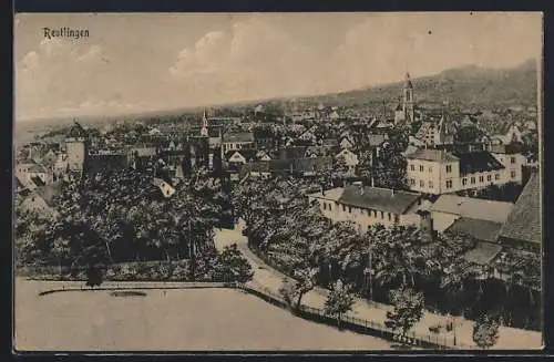 AK Reutlingen, Ortsansicht mit Strasse aus der Vogelschau