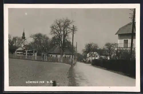 AK Hörsching /O. Ö., Strasse in den Ort