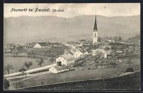 AK Neumarkt bei Freistadt, Ortsansicht von einen Berg aus
