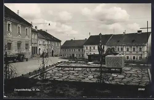 AK Leopoldschlag /O. Oe., Hauptplatz mit Gedenkstein