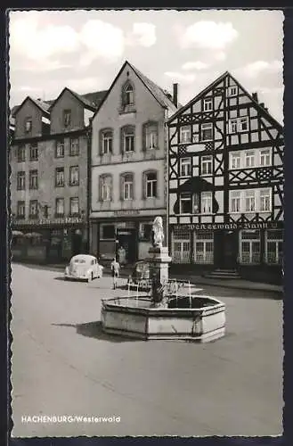 AK Hachenburg /Westerwald, Strassenpartie mit Geschäften und Brunnen