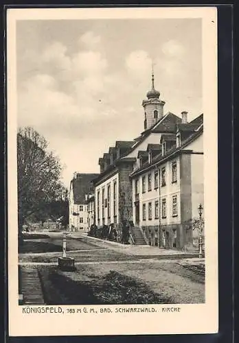 AK Königsfeld /Schwarzwald, Strassenpartie mit Brunnen und Kirche
