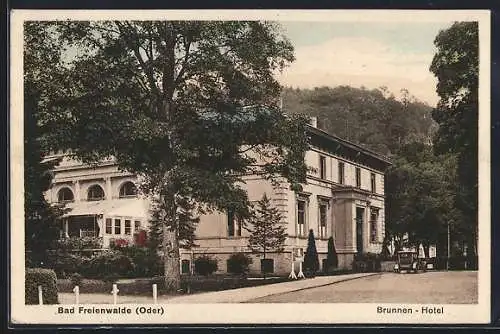 AK Bad Freienwalde a. O., Brunnen-Hotel, davor ein Auto