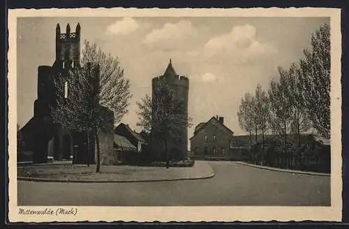 AK Mittenwalde /Mark, Ortspartie mit Kirche und Wehrturm