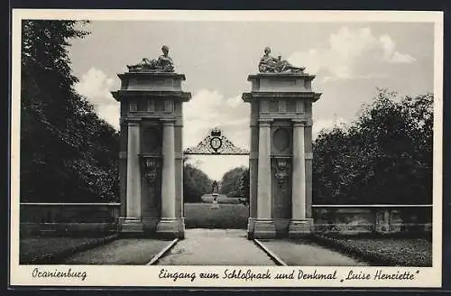AK Oranienburg, Eingang zum Schlosspark und Denkmal Luise Henriette