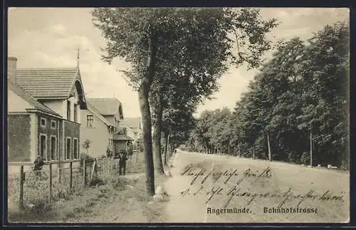 AK Angermünde, Bahnhofstrasse mit Wohnhäusern