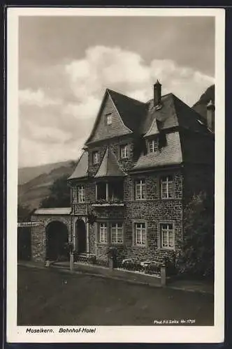 AK Moselkern / Mosel, Partie am Bahnhof-Hotel