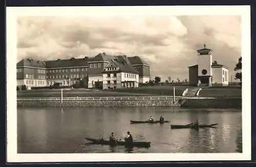 AK Policka, Uferpartie mit Kirche