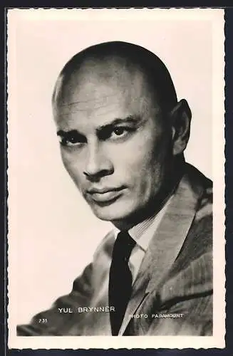 AK Yul Brynner mit ernstem Gesicht, Portrait