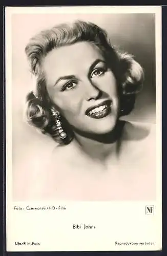 AK Schauspielerin Bibi Johns lächelnd mit Ohrringen porträtiert