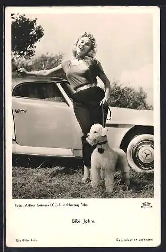 AK Sängerin Bibi Johns mit Pudel
