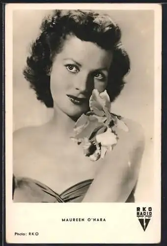 AK Schauspielerin Maureen O`Hara, Portrait mit Orchidee