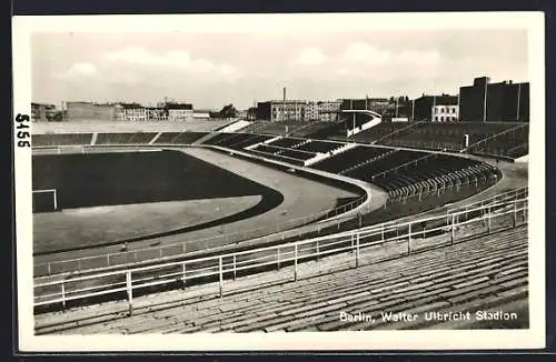 AK Berlin, Walter Ulbricht Stadion in der Chausseestrasse, mit Häuser-Panorama