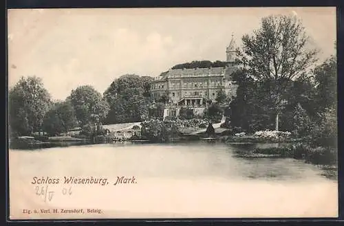 AK Wiesenburg /Mark, Schloss-Panorama vom Wasser aus