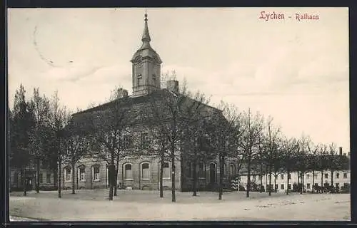 AK Lychen, Rathaus mit Strassenpartie
