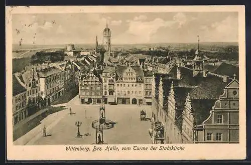 AK Wittenberg /Bez. Halle, Strassenpartie mit Denkmal vom Turme der Stadtkirche