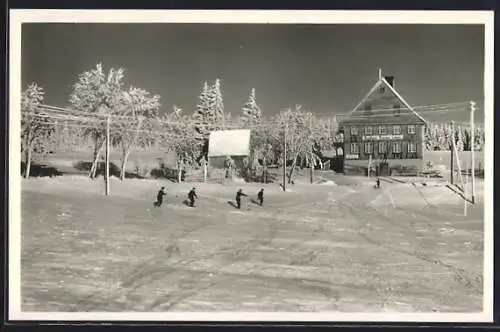 AK Schönwald-Escheck, Gasthaus und Pension Löwen mit Skifahrern im Winter
