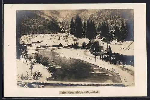 AK Fajna Völgy /Karpathen, Häuser am Fluss, winterliche Ansicht