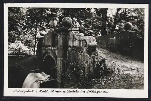 AK Ludwigslust i. Meckl., Steinerne Brücke im Schlossgarten