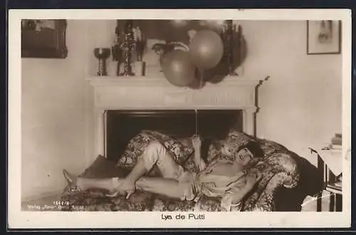 AK Schauspielerin Lya de Putti, freizügig mit Luftballons aus Sofa liegend