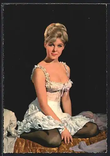 AK Schauspielerin June Ritchie im Nachthemd