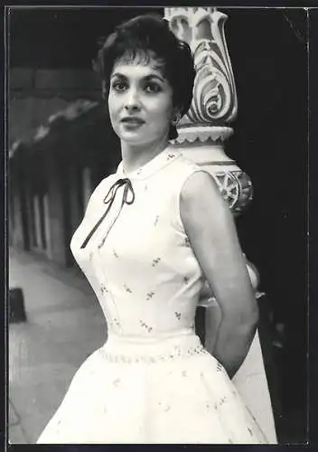 AK Schauspielerin Gina Lollobrigida in weissem Kleid