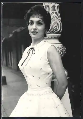 AK Schauspielerin Gina Lollobrigida in weissem Kleid