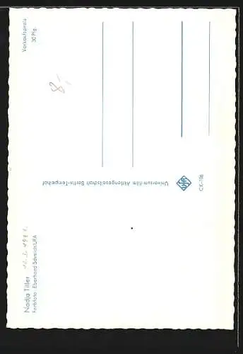 AK Schauspielerin Nadja Tiller in blauem Abendkleid