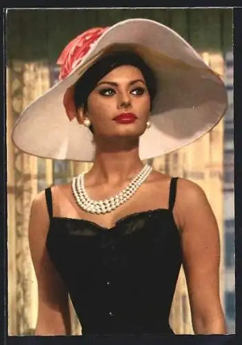AK Portrait der Schauspielerin Sophia Loren mit Hut und Perlenkette