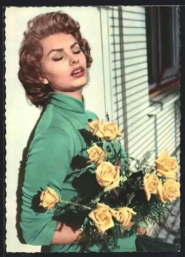 AK Schauspielerin Sophia Loren mit einem gelben Rosenstrauss