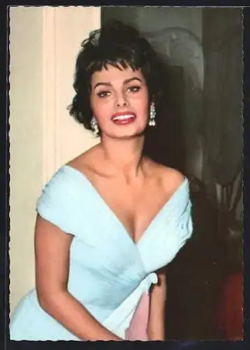 AK Schauspielerin Sophia Loren im hellblauen Kleid